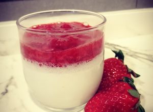 Foto principal de Panacota de fresas [sin nata - saludable] Panna cotta muy fácil