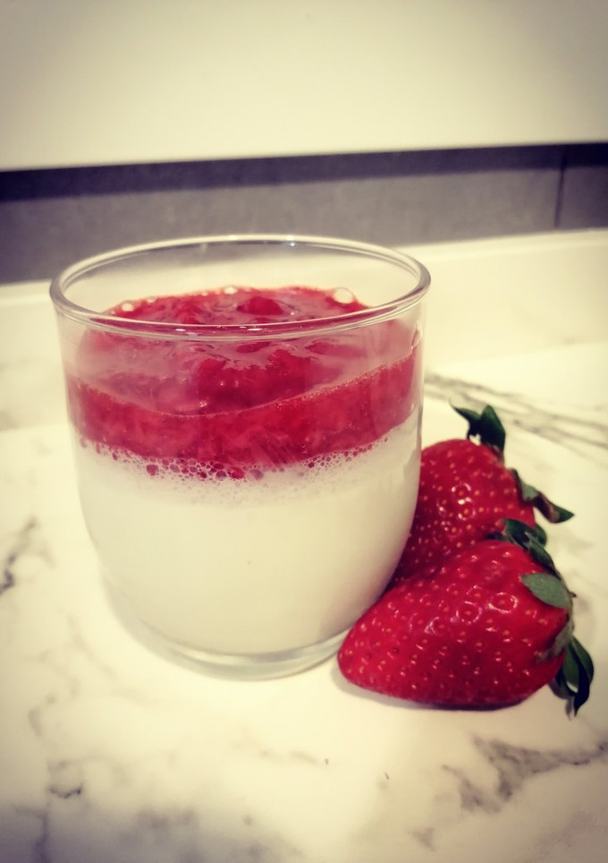 Una foto de Panacota de fresas [sin nata - saludable] Panna cotta muy fácil