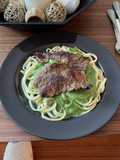 Tallarines verdes con carne frita