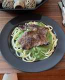Tallarines verdes con carne frita
