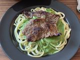 Tallarines verdes con carne frita