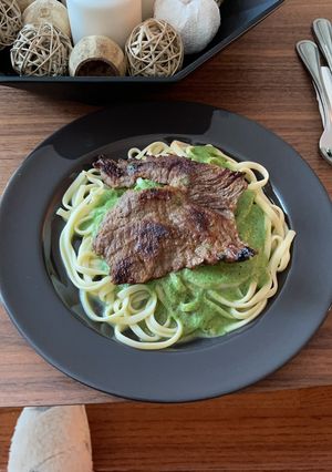 Una foto de Tallarines verdes con carne frita