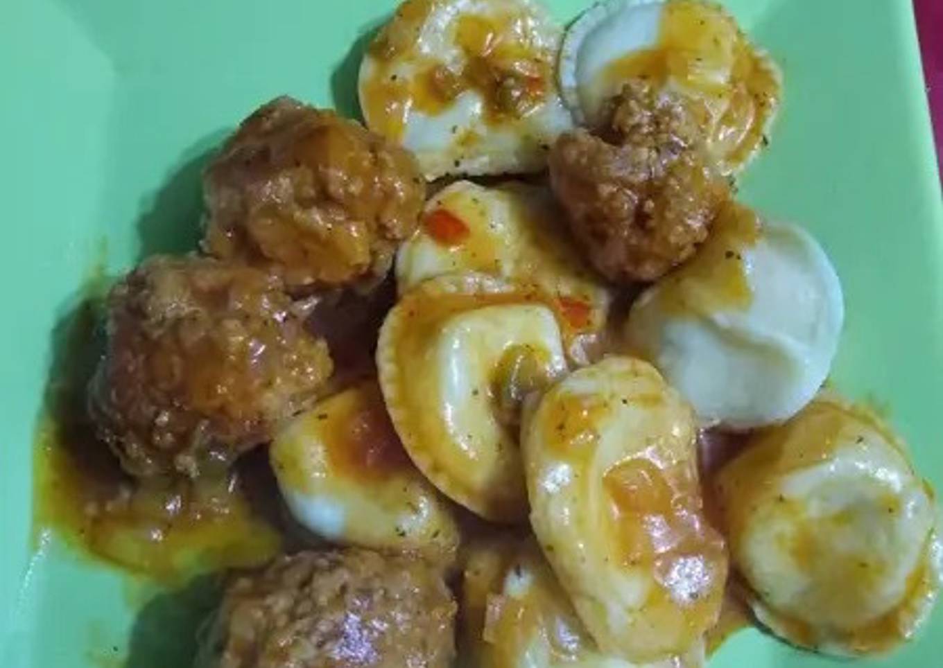 Sorrentinos doble queso con albóndigas de pollo y salsa