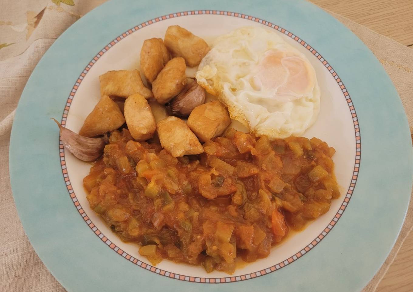 Un rico plato de aprovechamiento, pollo, verduras y huevo