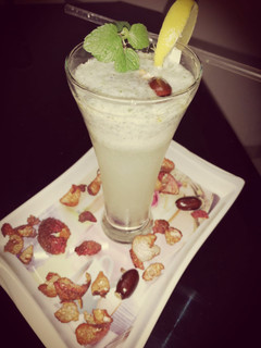 જીંજર લીચી રિફ્રેશર વિથ બેસીલ સિડ(Ginger litchi refresher with basil seeds Recipe In Gujarati) રેસીપી મુખ્ય ફોટો