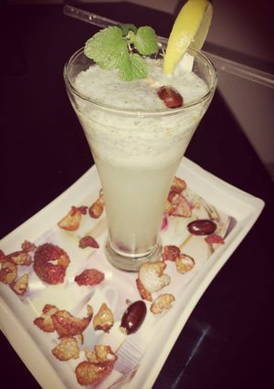 જીંજર લીચી રિફ્રેશર વિથ બેસીલ સિડ(Ginger litchi refresher with basil seeds Recipe In Gujarati) રેસીપી મુખ્ય ફોટો