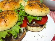 Una foto de hamburguesa con queso y tomate