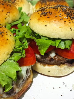 Una foto de Hamburguesas Caseras con pan casero 🇨🇱