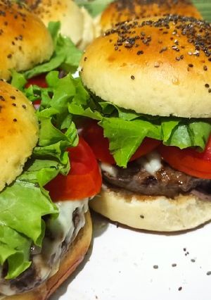 Una foto de Hamburguesas Caseras con pan casero 🇨🇱