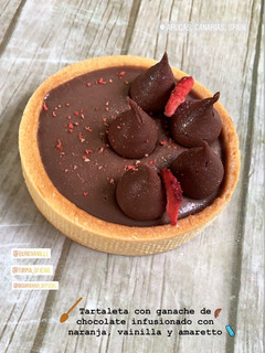 Una foto de Tartaleta de mousse de chocolate ganache con amaretto y aromas a vainilla y naranja