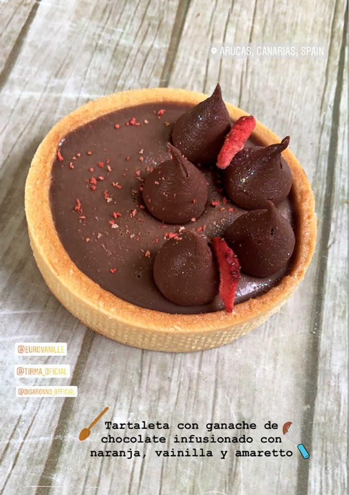Una foto de Tartaleta de mousse de chocolate ganache con amaretto y aromas a vainilla y naranja