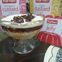 A picture of Mango dessert with jelly and chocolate.