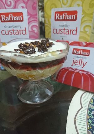 A picture of Mango dessert with jelly and chocolate.