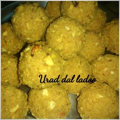 A picture of Urad dal ladoo.