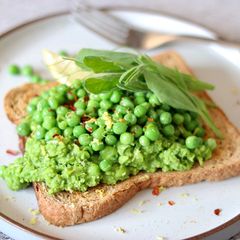 A picture of Crushed peas and mints on toast 💚.