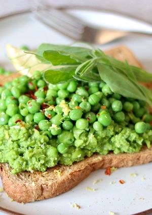A picture of Crushed peas and mints on toast 💚.