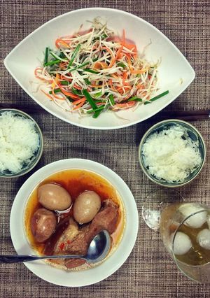 Hình của món Thịt kho hột vịt + Dưa giá.