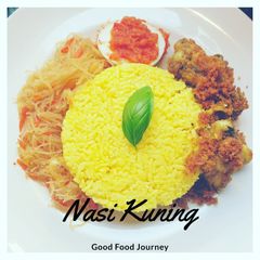 A picture of Nasi Kuning (Yellow turmeric rice).