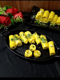 કુકર ખાંડવી વીથ પનીર સ્ટફિંગ (Cooker Khandvi With Paneer Stuffing Recipe In Gujarati) રેસીપી મુખ્ય ફોટો