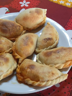 Una foto de Empanada de carne cortada a 🔪 cuchillo