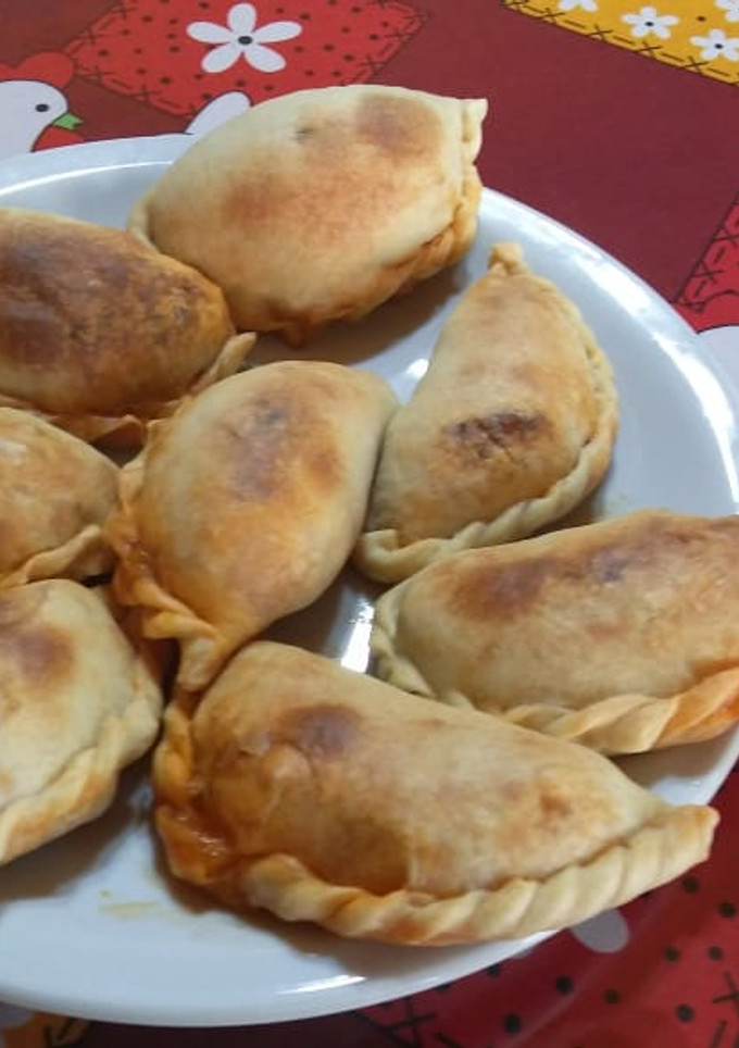 Una foto de Empanada de carne cortada a 🔪 cuchillo
