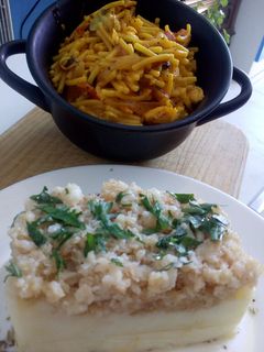 Una foto de Fideuá de pulpo y un tabulé de papas y bacalao