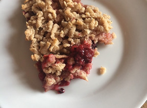 Erdei gyümölcsös morzsasüti (gyors, egyszerű) recept fotója