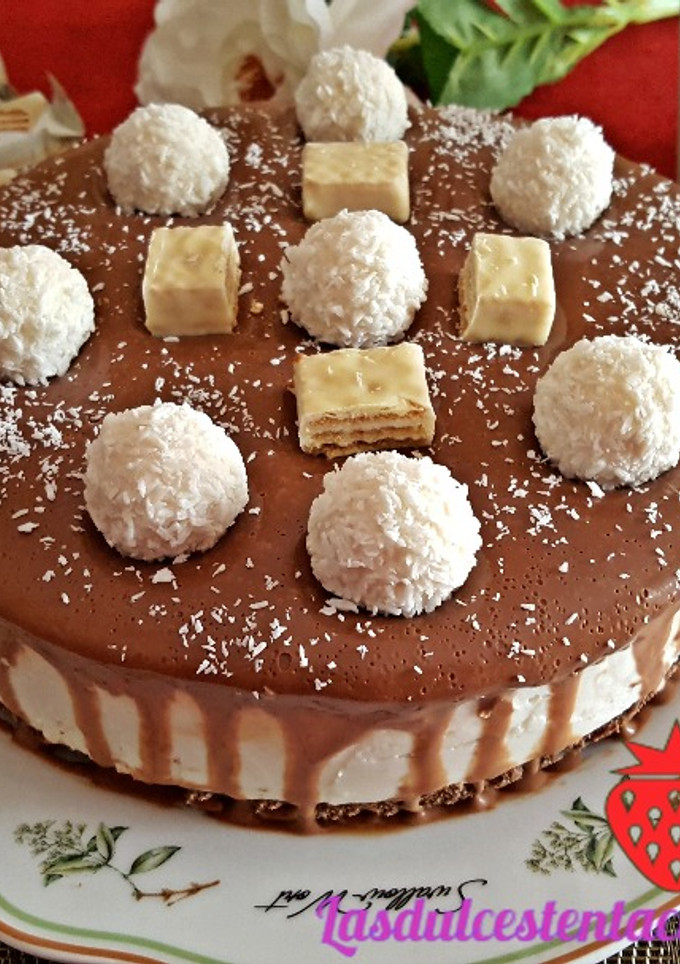 Una foto de Tarta de natillas de coco con baño de chocolate