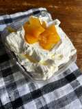 Postre de duraznos con crema y galletitas