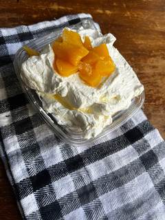 Una foto de Postre de duraznos con crema y galletitas