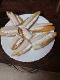 Tostas de queso cottage con rollitos de fiambre de pollo y espárragos