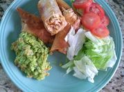 Una foto de pechuga pollo guacamole