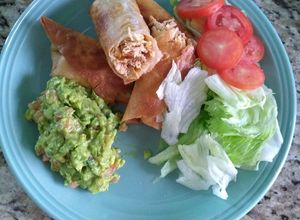 Una foto de Chimichangas de pollo con guacamole