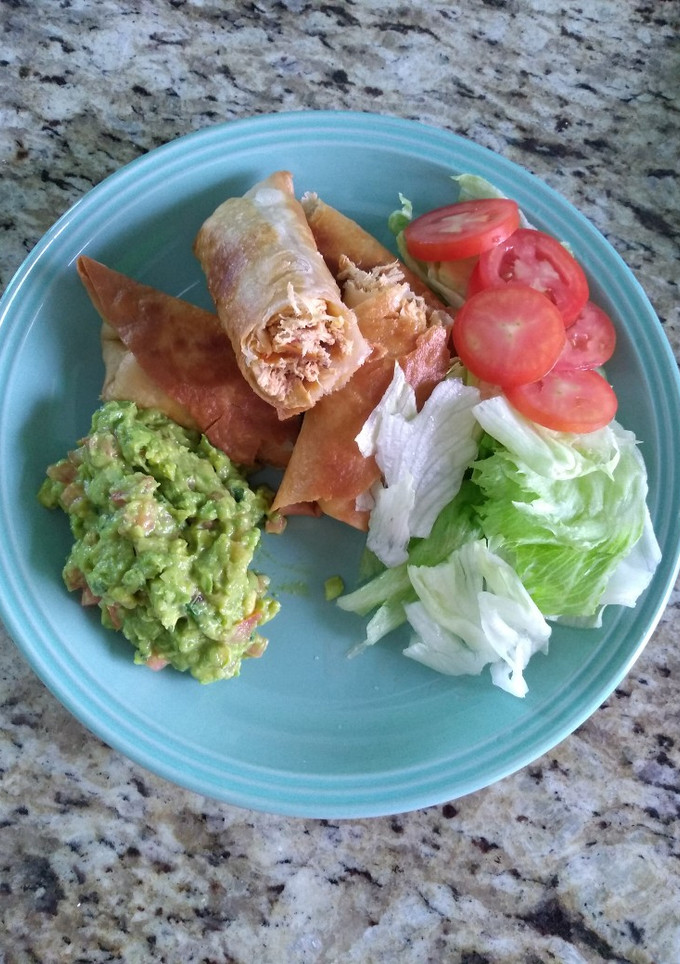 Una foto de Chimichangas de pollo con guacamole