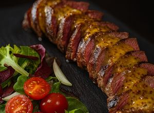 Foto di Tagliata di manzo con salsa alla senape e miele 🥩🍯