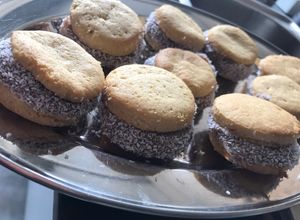 Una foto de Alfajores keto