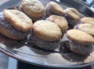 Una foto de Alfajores keto