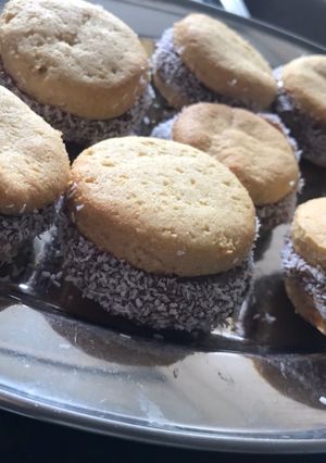 Una foto de Alfajores keto