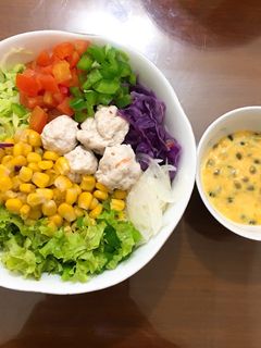 Hình của món Salad chả tôm sốt chanh dây.