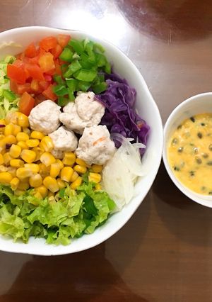 Hình của món Salad chả tôm sốt chanh dây.