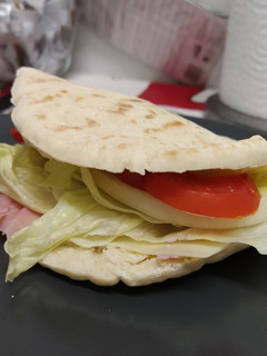 Una foto de 🥙 Sándwich en pan de pita