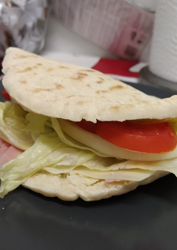 Una foto de 🥙 Sándwich en pan de pita