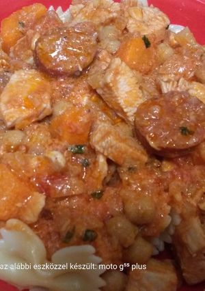 Csicseriborsós-édesburgonyás csirkemellpaprikás kolbásszal recept fotója