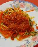 Espaguetis de calabacín y zanahoria con escabeche y langostinos