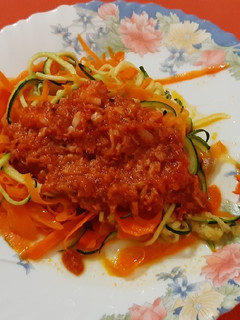 Una foto de Espaguetis de calabacín y zanahoria con escabeche y langostinos