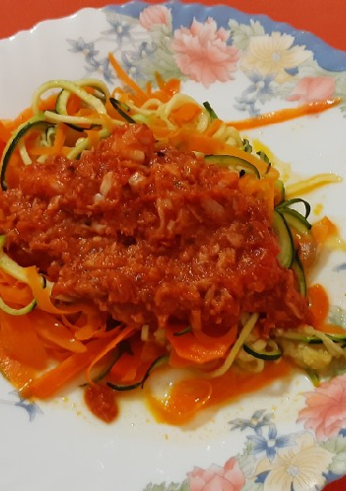 Una foto de Espaguetis de calabacín y zanahoria con escabeche y langostinos