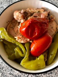 Una foto de Pollo con tomate y pimientos