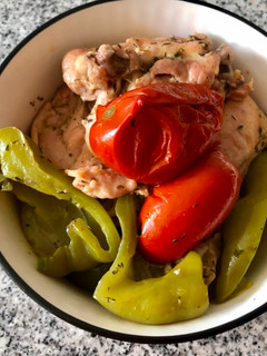 Una foto de Pollo con tomate y pimientos