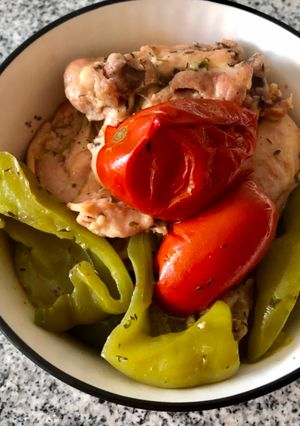 Una foto de Pollo con tomate y pimientos