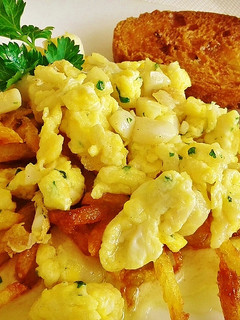 Una foto de Huevos revueltos con bacalao